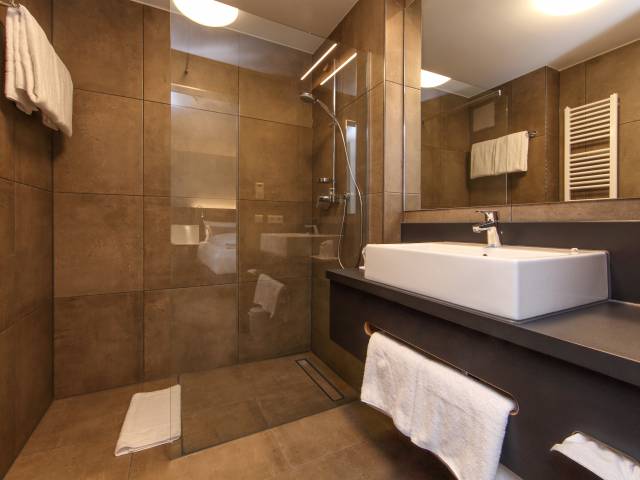 Bad mit barrierefreier Dusche im Estilo Design & Lifestyle Hotel Aalen
