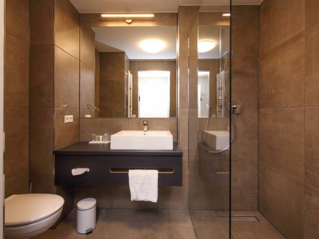Modernes Badezimmer im Estilo Design & Lifestyle Hotel Aalen