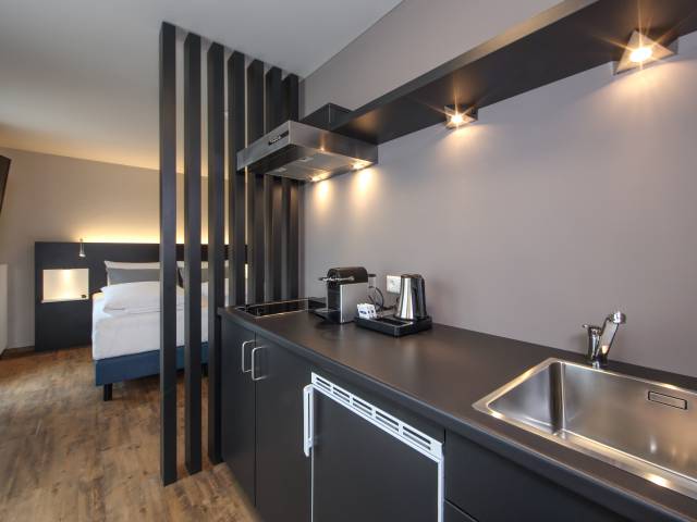 Küchenzeile im Doppelzimmer im Estilo Design & Lifestyle Hotel Aalen